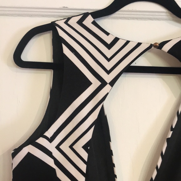 Short mini skirt look 60’s dream outfit! Graphic, classy and elegant and cool. - Picture 15 of 17